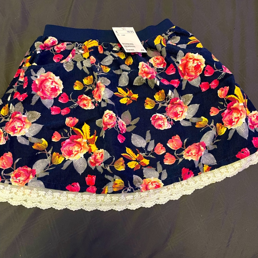 NWT H&M Navy Floral Skirt w/ cream lace detail at the bottom!